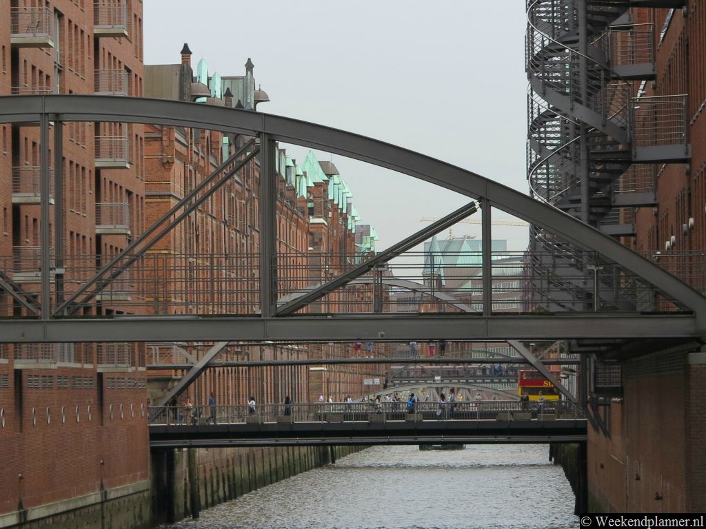 Aan de rand van de binnenstad van Hamburg liggen de 19de-eeuwse pakhuizen. Deze toeristische bezienswaardgheid aan de Elbe heet Speicherstadt. Tip: Bezoek de wijk Speicherstadt.